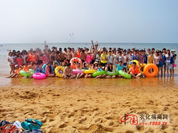 型男靚女海邊留影