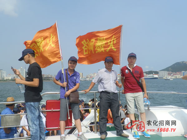 坐船出發(fā)前往劉公島