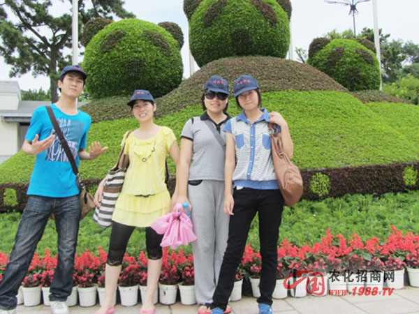 背后的熊貓可愛(ài)吧