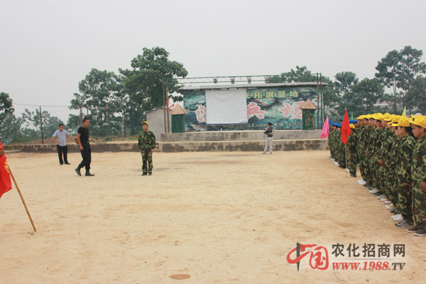 整齊列隊(duì)等開營