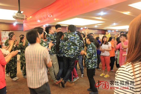 站在木箱上的比賽