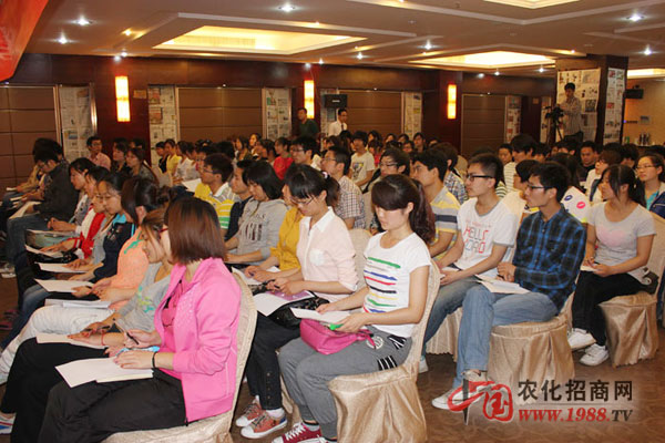 認真的填寫問卷