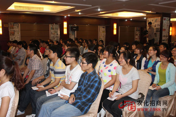 “超人之路”-認真聽課的同事們