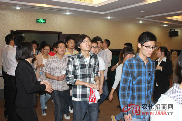 興高采烈地入場