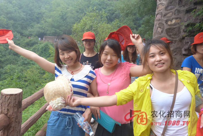 我們?cè)诘郊t石峽景區(qū)