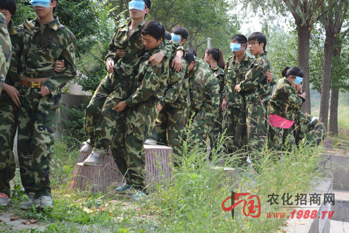 走在坎坷人生路上